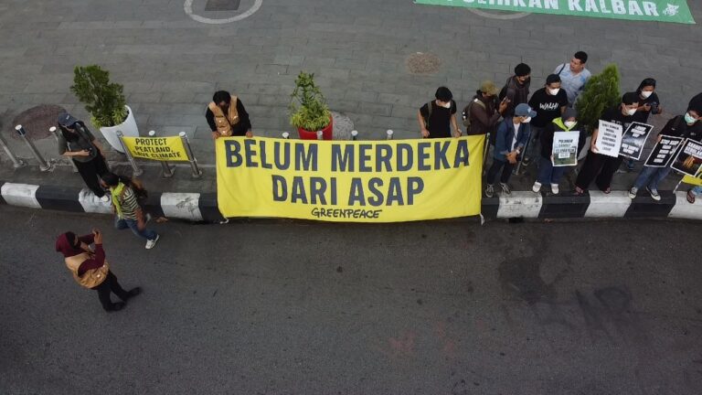"Puluhan massa Aliansi Darurat Asap berdemo di Tugu Digulis Pontianak mendesak pemerintah menindak tegas korporasi perusak gambut penyebab Karhutla di Kalbar."
