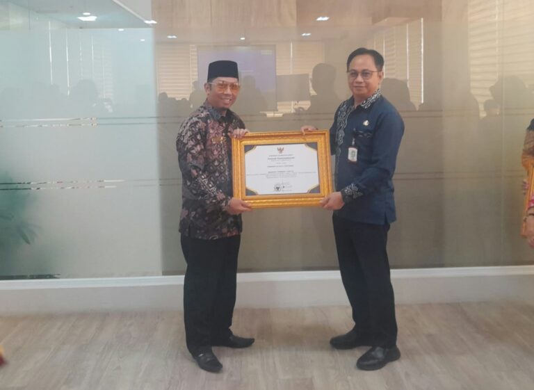 "Pemkot Pontianak raih penghargaan Terbaik I IPKD se-Kalbar untuk klaster fiskal sangat tinggi, Wali Kota Edi tekankan perbaikan mutu perencanaan dan serapan APBD."