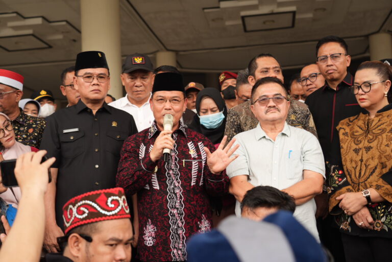 "Soal wacana pembatalan Perda Peladang, Gubernur Ria Norsan tegaskan aturan kearifan lokal Kalbar tak bisa dicabut sepihak saat temui massa aksi di DPRD."