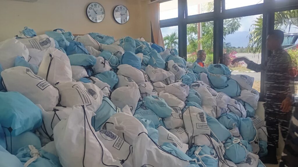 Ribuan Paket Sembako Bantuan Presiden Tiba di NTT Menggunakan Hercules