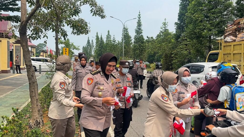 Sambut HUT RI, Polda Kalbar Bagi-Bagi Bendera di Pontianak