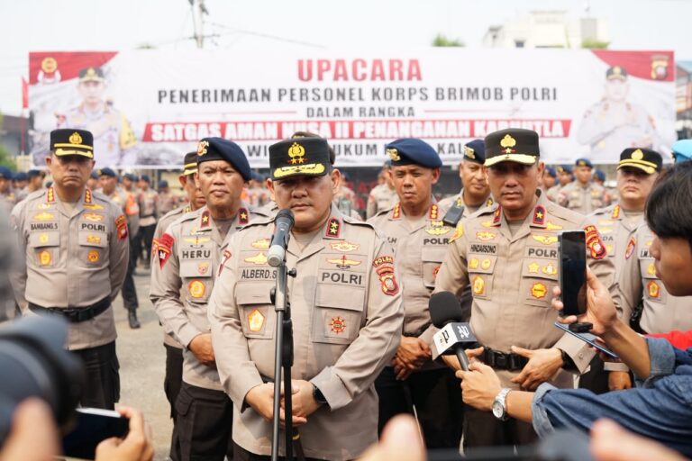 "Polda Kalbar terima tambahan 300 personel BKO Brimob dari Kaltim dan Bali untuk perkuat Satgas Aman Nusa II tangani karhutla di delapan kabupaten prioritas."