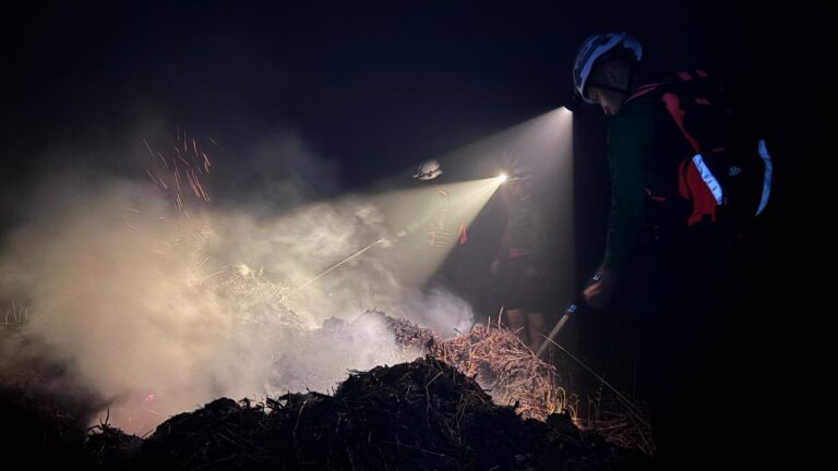 "Satgas Operasi Aman Nusa II Polda Kalbar padamkan kebakaran hutan dan lahan di Punggur Kecil dan Sungai Ambawang Kubu Raya guna lindungi permukiman warga."