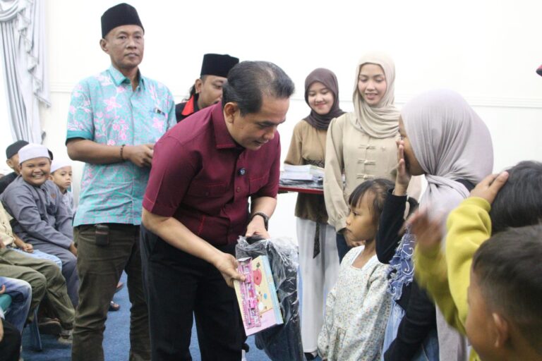 "Sebanyak 150 pelajar di Pontianak menerima bantuan tas dan alat tulis gratis. Penyaluran menyasar anak-anak dengan kondisi tas sekolah yang rusak."