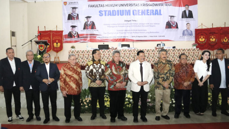 Sekda Kalbar Harisson berfoto bersama Wamenko Hukum Otto Hasibuan dan Rektor UNKRIS Irjen Pol. (Purn.) Ali Johardi di Gedung Pendopo UNKRIS. (Dok. HO/NusantaraPost)