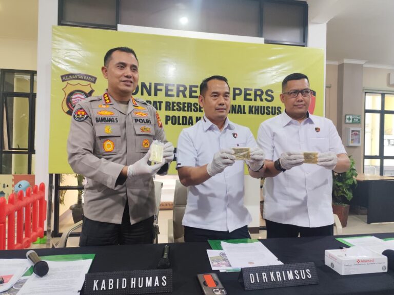 "Ditreskrimsus Polda Kalbar tangkap oknum anggota DPRD Sekadau inisial MA (30) lantaran selundupkan 3 kg emas murni hasil tambang emas ilegal (PETI)."