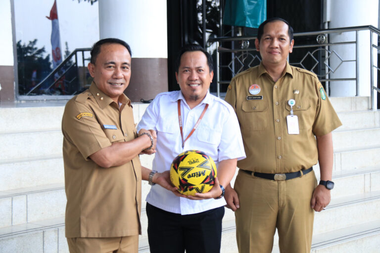 "Wagub Kalbar Krisantus Kurniawan melepas tim SSB Kapuas Khatulistiwa KU-12 untuk berlaga pada Liga TopSkor Tingkat Nasional di Bogor."