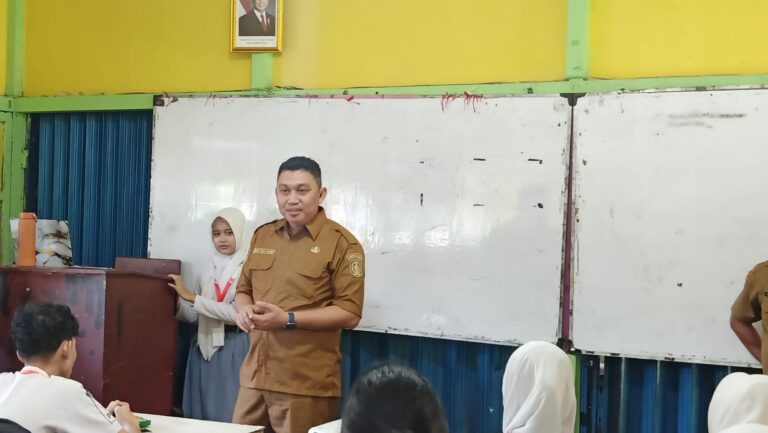 "Disdikbud Kalbar hentikan sementara PTM SMA, SMK, dan SLB pada 11-14 Agustus 2026 akibat kabut asap karhutla. Pembelajaran dialihkan ke daring."