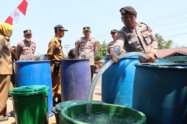 "Polres Ketapang salurkan 16 ton air bersih, masker, dan beras SPHP murah untuk warga Desa Tanjung Baik Budi yang terdampak kekeringan musim kemarau."