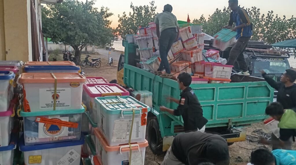 Tembus Jalur Laut dan Darat, Bantuan Logistik Gempa NTT Tiba di Pulau Palue