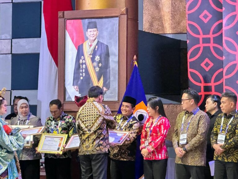 "Pemkot Pontianak raih penghargaan Indeks Keinsinyuran Daerah 2026 di Gedung BRIN Jakarta atas kepatuhan standar teknis pembangunan infrastruktur kota."