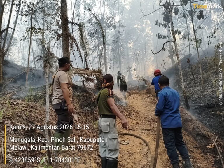 "Satgas gabungan Karhutla Melawi evakuasi satu keluarga yang terjebak kobaran api di pondok kebun Desa Manggala, Pinoh Selatan, tanpa ada korban cedera."