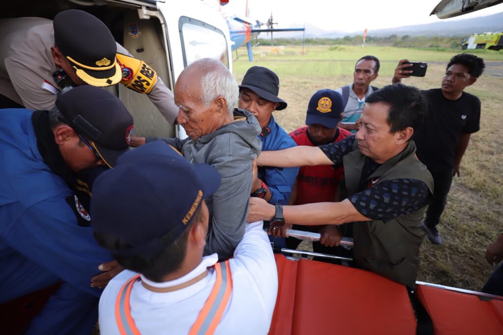 Tertimpa Reruntuhan Gempa M 7,7 Flores, Lansia Asal Pulau Palue Dievakuasi ke RSUD Maumere