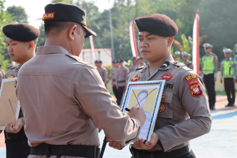 "Polres Melawi gelar upacara PTDH in absentia terhadap tiga personel berinisial Bripka EVN, Bripka HTS, dan Briptu MAR akibat pelanggaran berat."