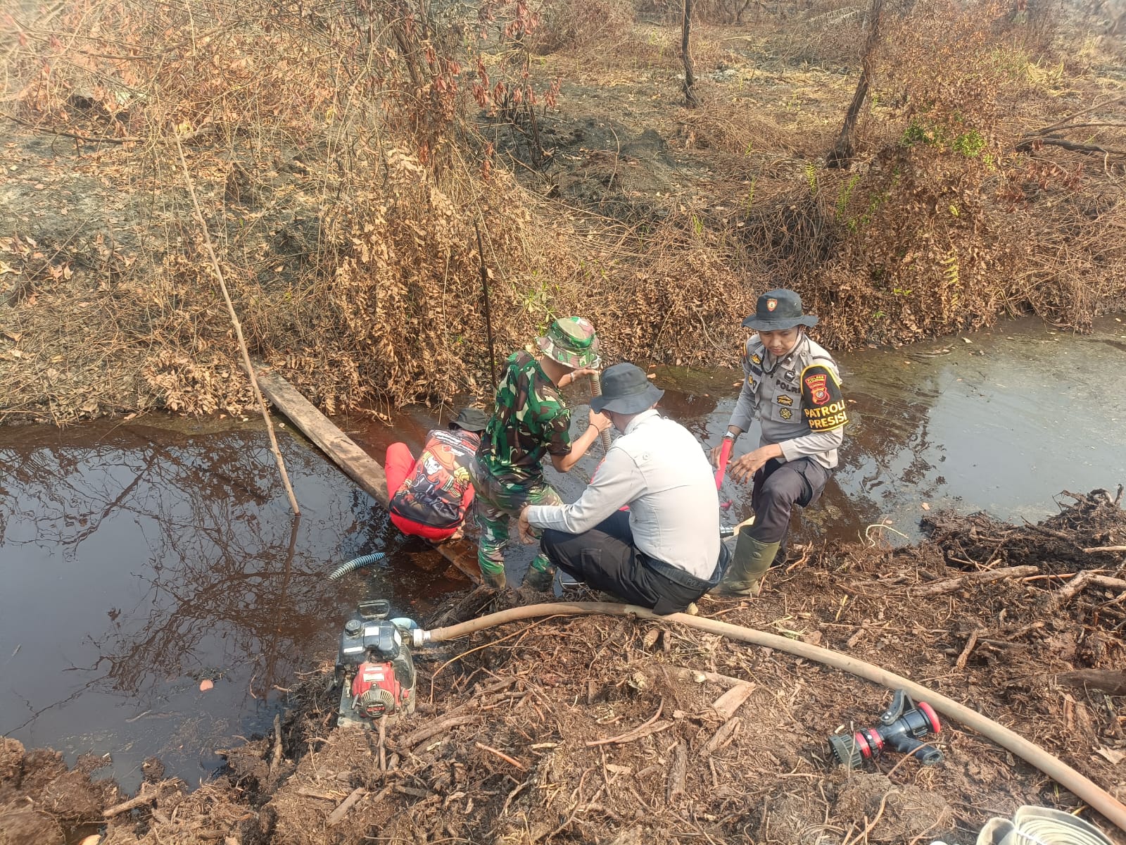 Tim Gabungan Padamkan Kebakaran Lahan Gambut 2,5 Hektare di Muara Pawan Ketapang