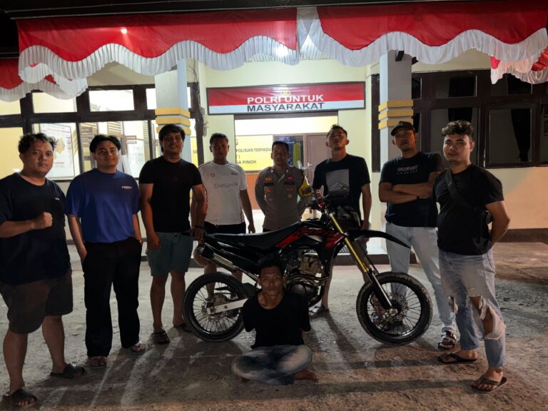 "Tim URC Polres Melawi bekuk tersangka pencurian sepeda motor berinisial SM di Nanga Pinoh. Pelaku kini jalani pemeriksaan intensif di Polres Melawi."