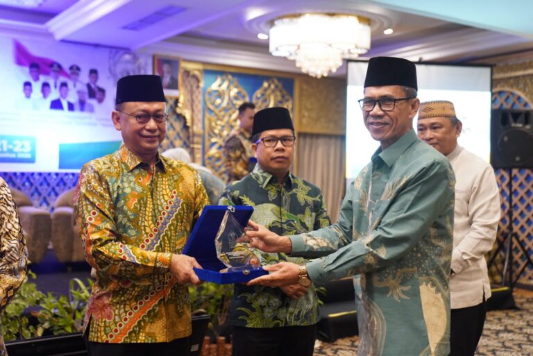 "Wali Kota Pontianak Edi Rusdi Kamtono menutup Rakorda MUI se-Kalimantan 2026, dorong kolaborasi ulama-pemerintah dan ajak doa bersama atasi kabut asap."