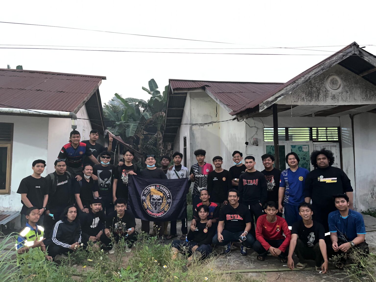 Ultras Garuda Salurkan Bantuan Vitamin untuk Relawan Pemadam Karhutla di Kubu Raya