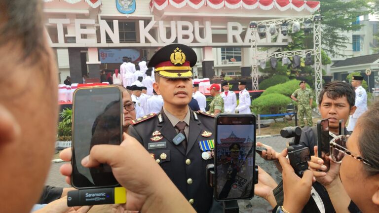 "Polres Kubu Raya tangani 6 kasus karhutla sebulan terakhir, tertinggi di Polda Kalbar. 3 kasus dilimpahkan ke Dinas LHK, 3 lainnya dalam proses penyelidikan."