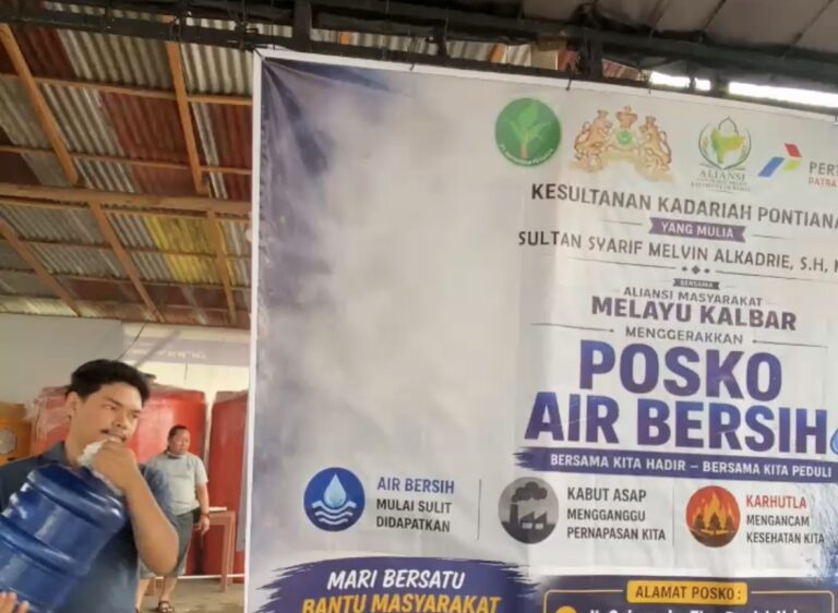 Warga mengantre mengisi galon di posko air bersih gratis di Pontianak