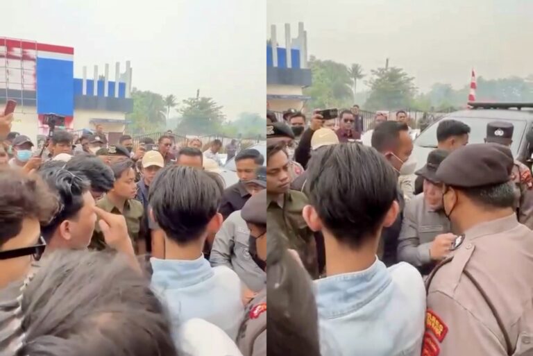 Kerumunan mahasiswa dan aparat kepolisian berdialog saat aksi karhutla di Bandara Supadio Pontianak