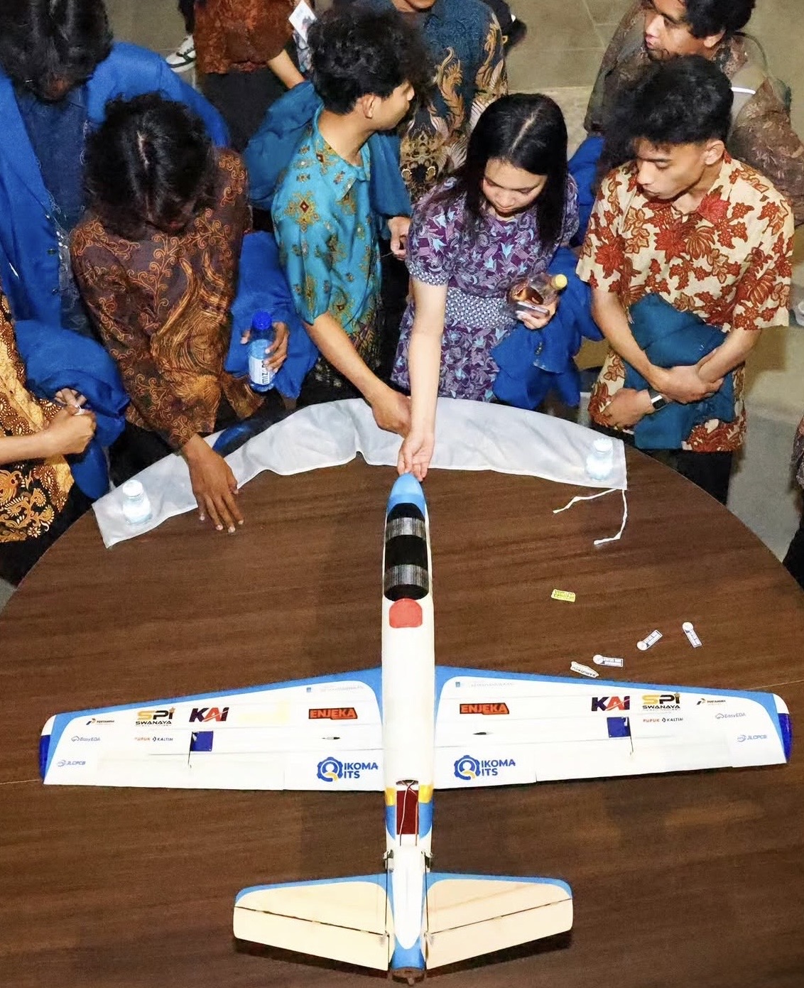 Para mahasiswa peserta Kontes Robot Terbang Indonesia (KRTI) 2026 di IKN saat mempersiapkan wahana robot terbang (UAV).