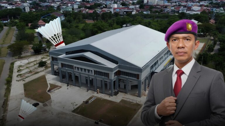 Drs. Ismail E. Rambe, M.I.Kom., Wakil Ketua I KONI Kota Pontianak, dengan latar belakang GOR Terpadu Ahmad Yani lokasi turnamen bulutangkis internasional.