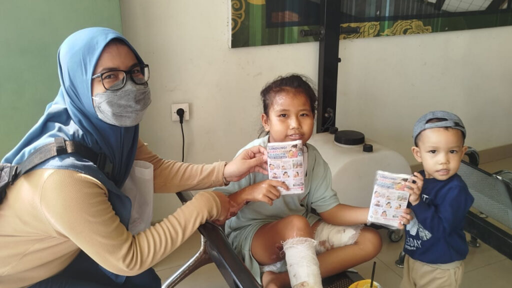 Tekan Dampak Bencana Asap, AIMI Kalbar Bagikan Ratusan Masker Khusus Anak