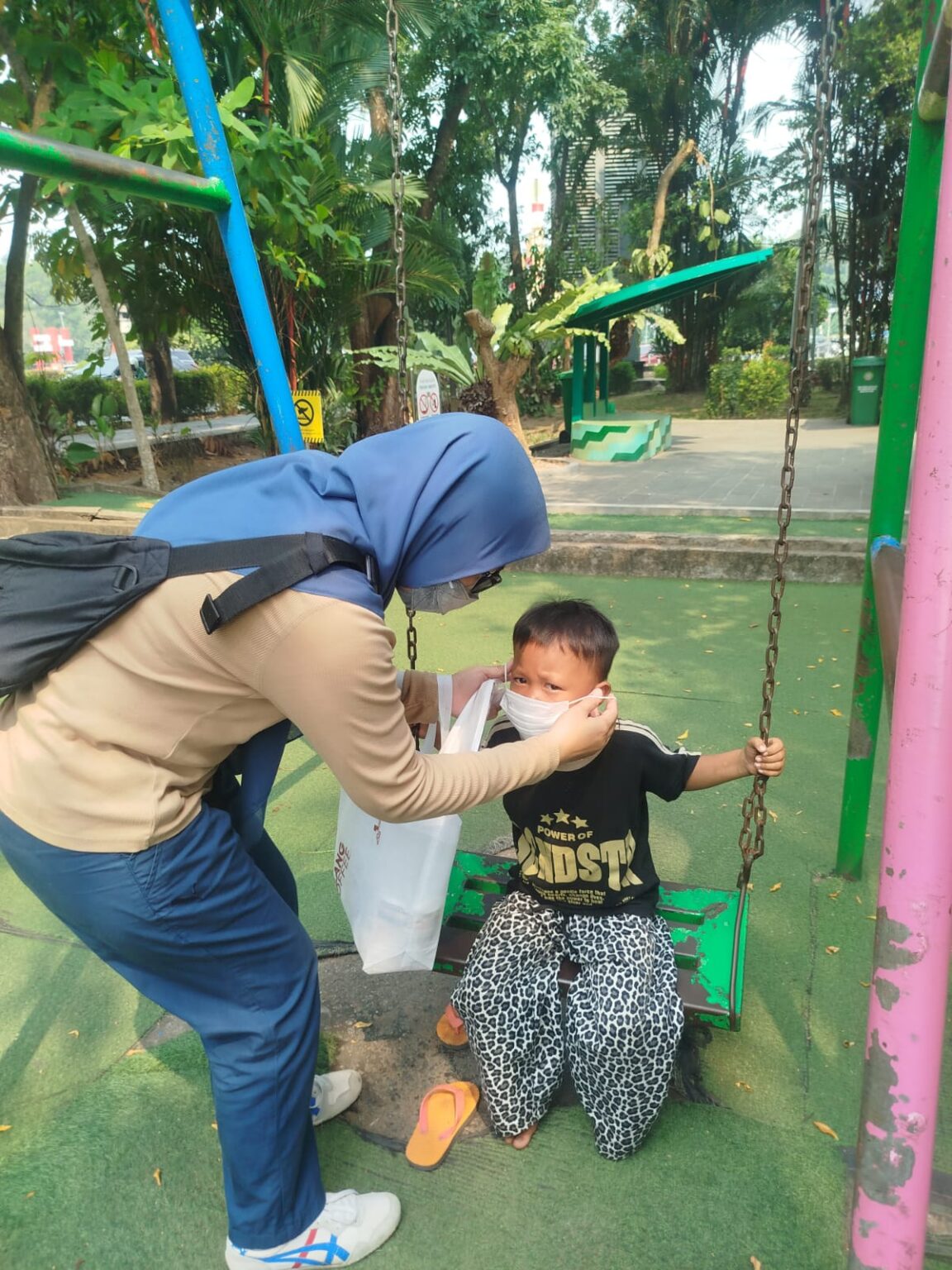 Udara Masuk Kategori Berbahaya, AIMI Kalbar Salurkan Ratusan Masker Khusus Anak