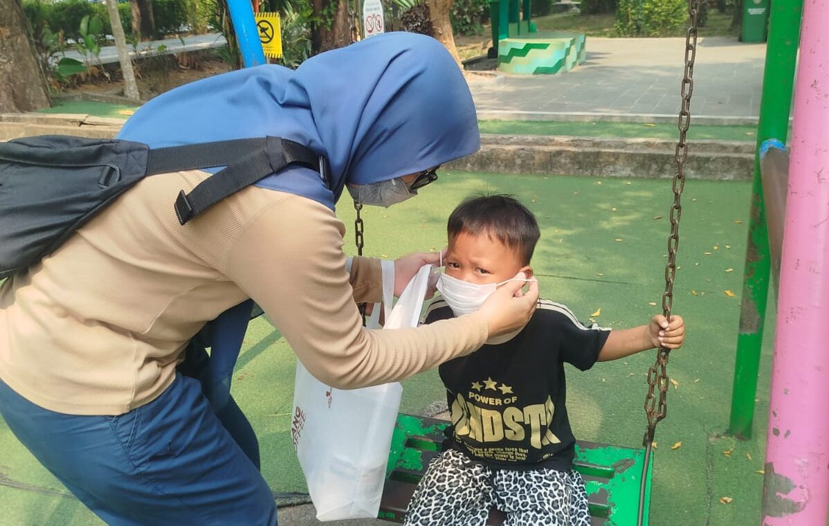 Udara Masuk Kategori Berbahaya, AIMI Kalbar Salurkan Ratusan Masker Khusus Anak