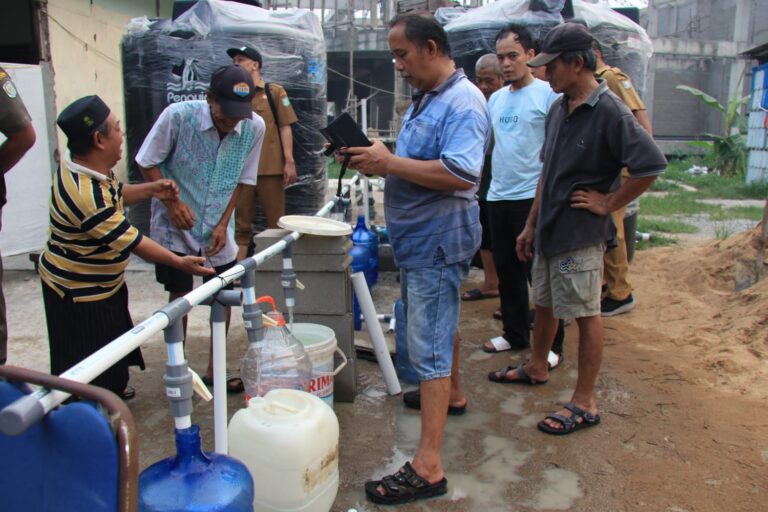 "Akibat intrusi air laut yang membuat air PDAM terasa asin, Pemprov Kalbar salurkan 40 ribu liter bantuan air bersih bagi warga di lima titik Kota Pontianak."