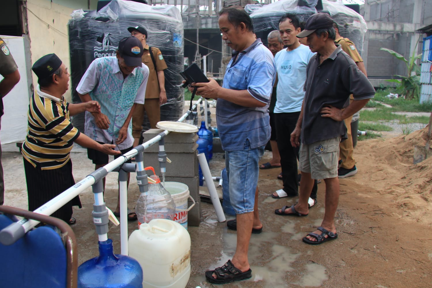 Air PDAM Terasa Asin, Pemprov Kalbar Salurkan 40 Ribu Liter Air Bersih di Pontianak
