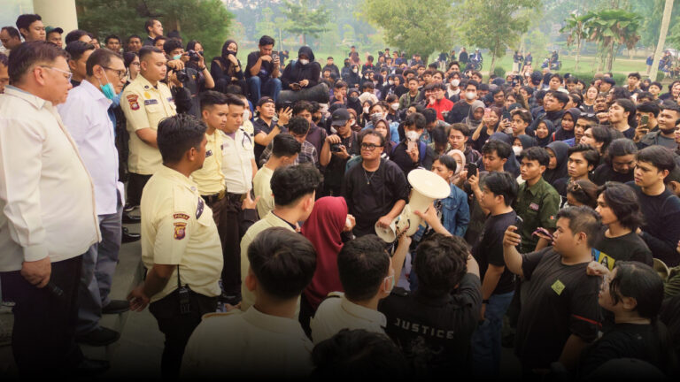 Mahasiswa Untan menggelar aksi demonstrasi di depan Gedung Rektorat Untan menuntut pencabutan skorsing korban AI deepfake. (Dok. Nusantara Post/Hendrawan)