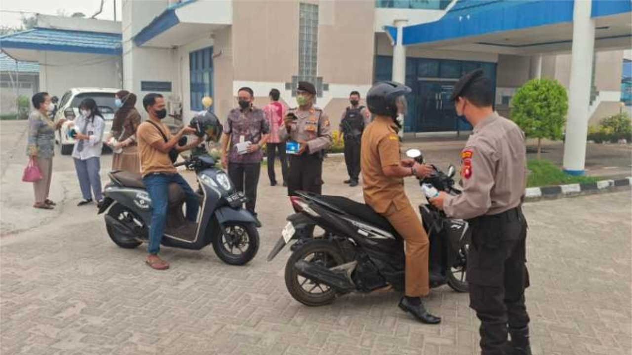Bank Kalbar Cabang Mempawah Sinergi Bersama Polres Bagikan 1.000 Masker untuk Warga