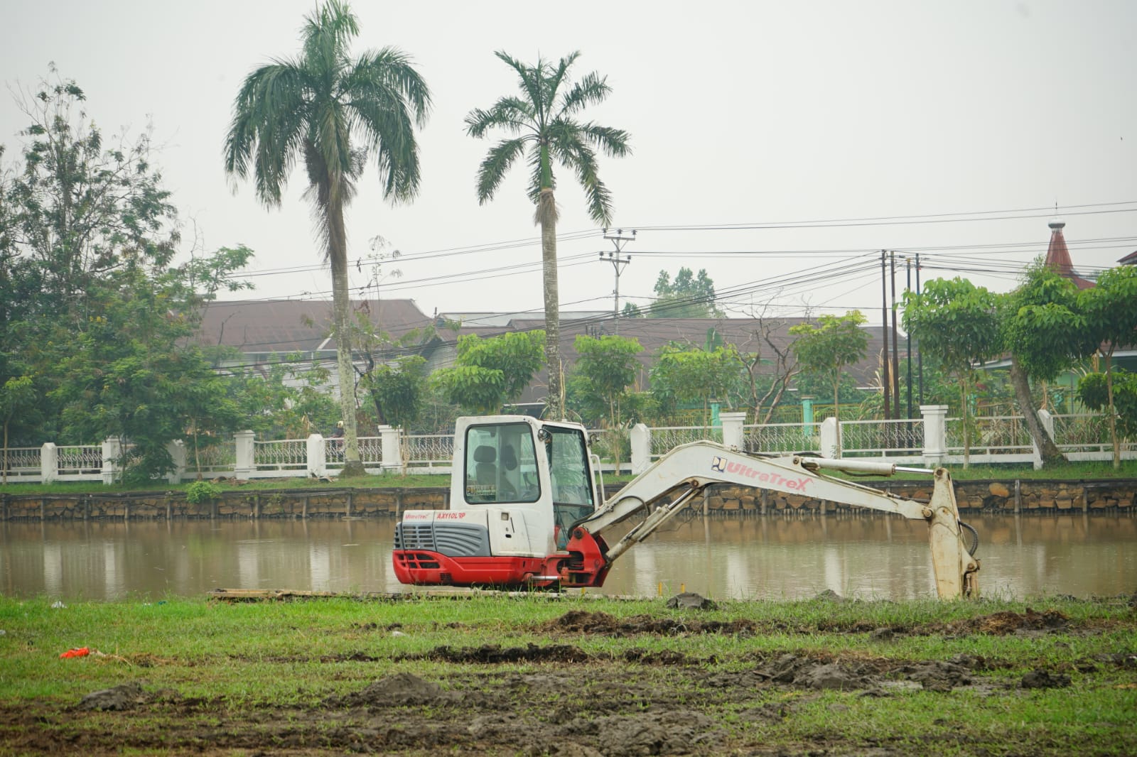 Alat berat beroperasi di dekat sumber air dan area lingkungan di Kalimantan Barat.