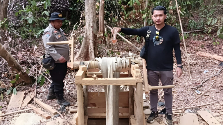 "Empat warga Nanga Tayap Ketapang tewas kehabisan oksigen di dalam lubang bekas tambang ilegal saat berupaya menyedot air bersih di tengah kemarau."