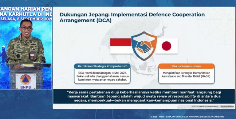 "Kapal amfibi JS Kunisaki tiba di Kalbar bawa 3 helikopter Chinook CH-47 untuk bantu operasi udara pemadaman karhutla, sandar di Pelabuhan Kijing Mempawah."
