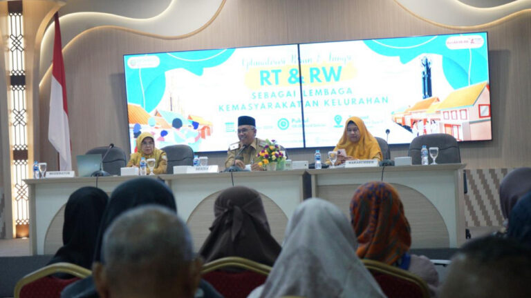 Sekda Kota Pontianak Amirullah memberikan arahan dalam kegiatan peningkatan kapasitas RT dan RW. (Dok. HO/Nusantara Post)