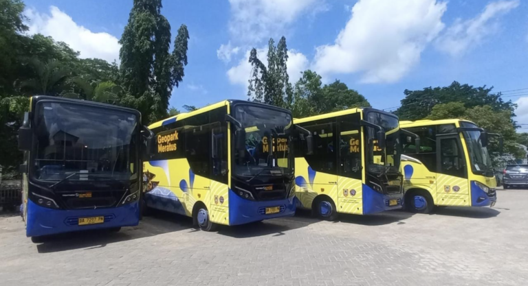 Jajaran armada bus angkutan umum Trans Banjarbakula yang melayani wilayah aglomerasi di Kalimantan Selatan.