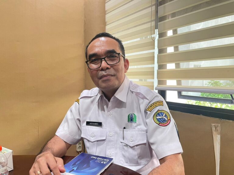 "PDAM Tirta Khatulistiwa beberkan kendala distribusi air bersih di Pontianak, mulai keterbatasan armada truk tangki, waktu isi 3 jam, hingga pipa bocor di Kuala Mandor."