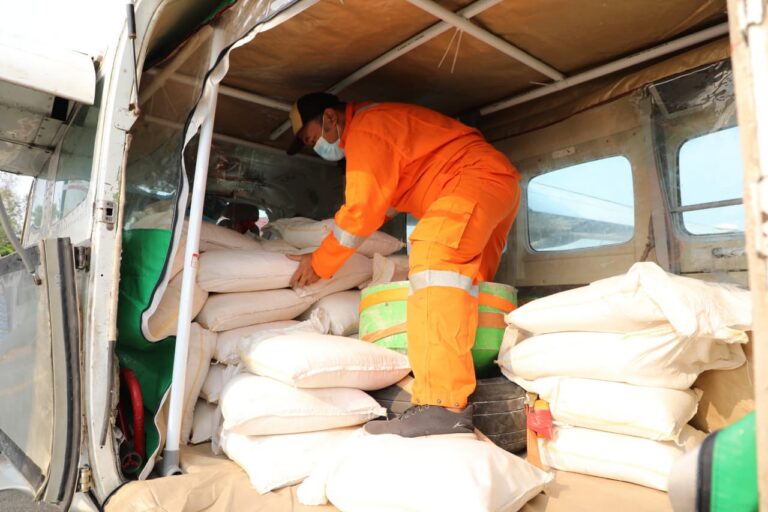 "BNPB kerahkan tiga pesawat Cessna Caravan untuk operasi modifikasi cuaca di Kalsel dan Kalteng; semai berton-ton garam guna turunkan hujan atasi kabut asap karhutla."