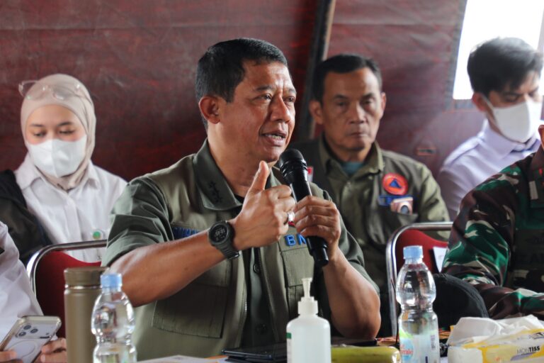 "Kepala BNPB Suharyanto dorong integrasi satu data dan perkuat tim satgas darat guna optimalkan penanganan karhutla di Kalimantan Selatan jelang musim hujan."