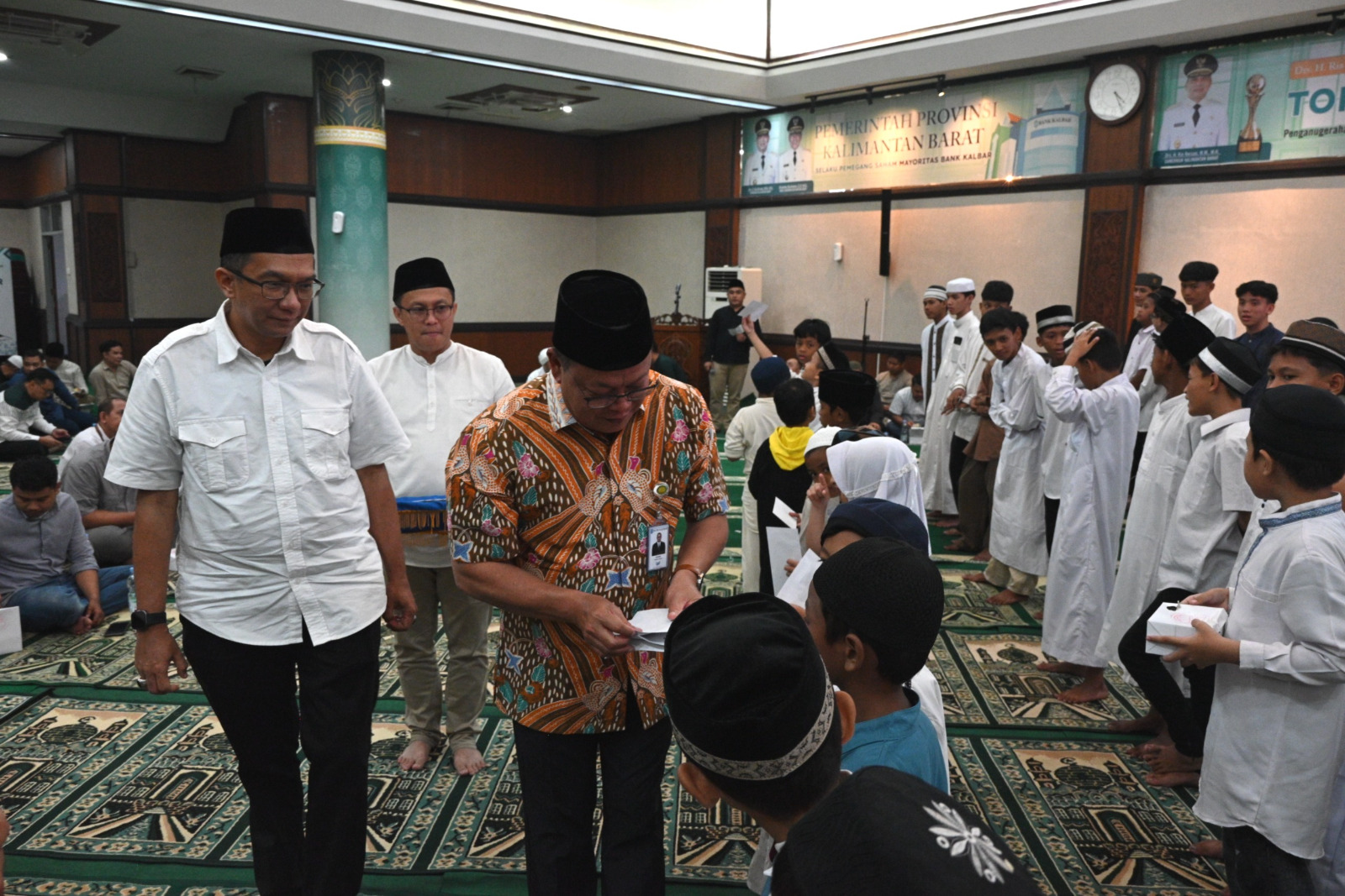 Atasi Kemarau dan Kabut Asap, Bank Kalbar Gelar Salat Istisqa Bersama Anak Yatim