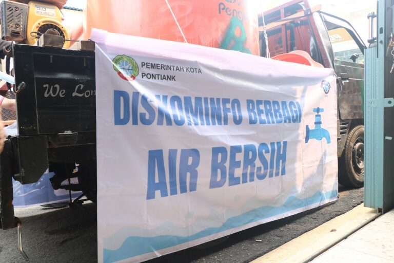 "Atasi krisis kemarau, Diskominfo Pontianak salurkan 2.000 liter air bersih di Gang Gajah Mada 5; Kadis Syamsul Akbar sebut total bantuan capai 7.000 liter."