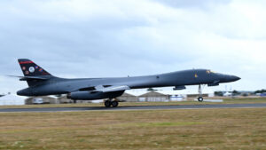 Pesawat pengebom B-1B Lancer Angkatan Udara AS dari Skuadron Bom ke-37 mendarat di RAF Fairford Inggris. (Dok. DVIDS)