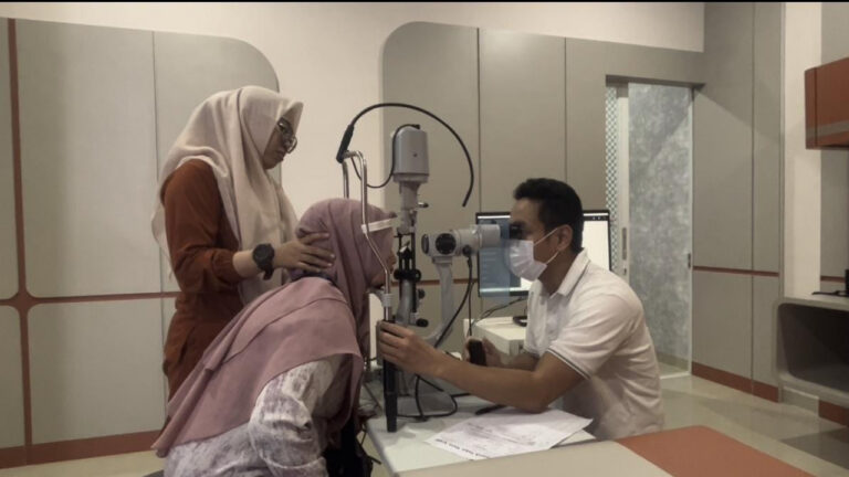 Dokter spesialis RS Mata Ayani memeriksa kondisi mata pasien menggunakan alat periksa slit lamp. (Dok. HO/Nusantara Post)