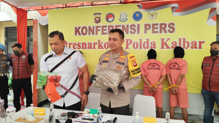 Dirresnarkoba Polda Kalbar Kombes Pol Prasetiyo Adhi Wibowo dan Kabid Humas Kombes Pol Bambang Suharyono menunjukkan barang bukti happy water dan ganja. (Dok. Hendrawan)