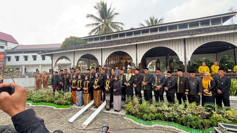 "Bupati Kukar Aulia Rahman Basri luruskan wacana Erau di IKN; pastikan Erau Adat Kutai tidak dipindah dan tetap digelar rutin di Tenggarong tiap September."
