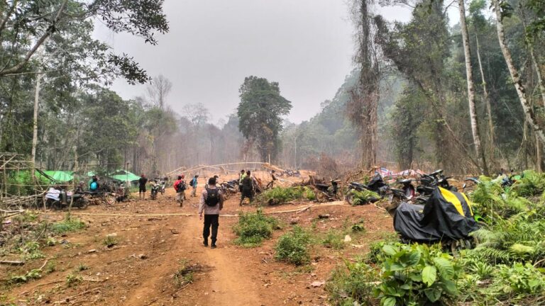 "Patroli gabungan BKSDA Kalbar dan kepolisian tertibkan tambang ilegal di TWA Gunung Asuansang Sambas; dua pondok dibongkar dan puluhan pekerja didata."