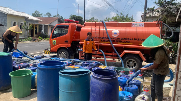 BPBD Pemalang menyalurkan bantuan air bersih menggunakan mobil tangki untuk warga Pulosari Pemalang. (Dok. BNPB)